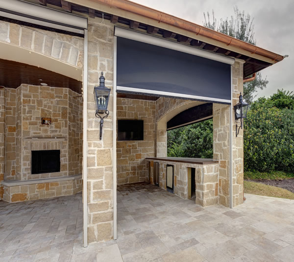 Screened outdoor patio area with built in kitchen, 2026 outdoor shade trends Buckhead, Georgia.